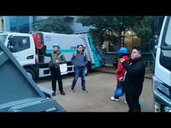 I clienti visitano la fabbrica per testare il camion della spazzatura compressa