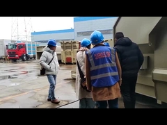 Clienti del Vietnam visitano la fabbrica per testare il camion aspiratore a vuoto